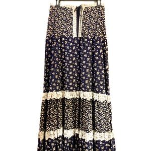 Vintage 70’s Jessica’s Gunnies skirt, size 11. Navy flowered with tiered lace.